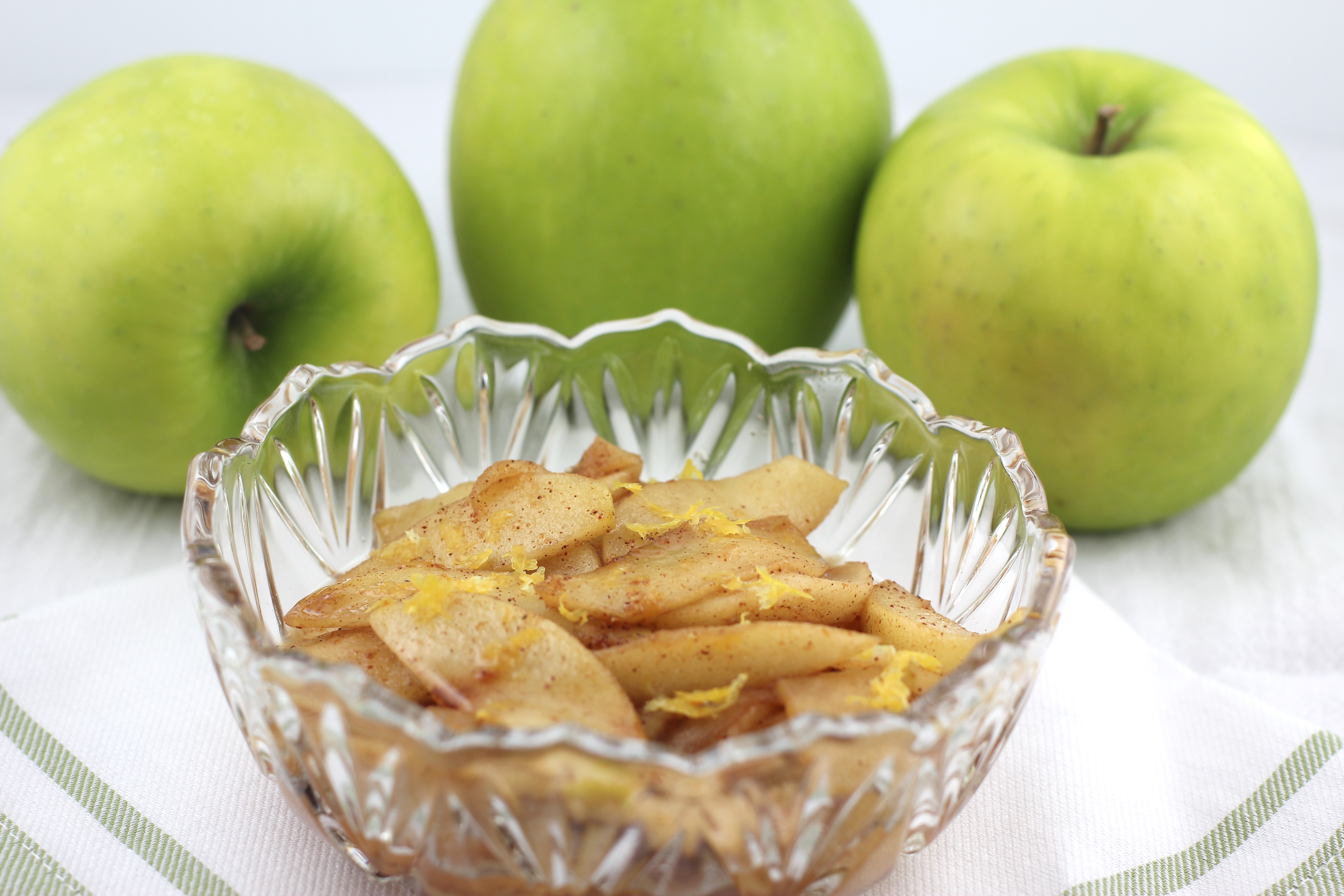 Печеные яблоки польза и вред. Вареные яблоки. Печёные яблоки при диарее. Печеное яблоко при поносе. Яблоки запеченные при поносе.